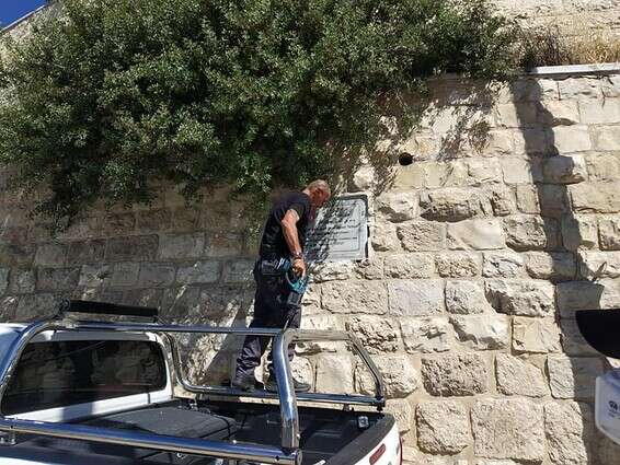 הסרת שלט של עמותת "טיקה", היום // צילום: מתוך עמוד הפייסבוק של עמותת "מורשתנו" הטורקית